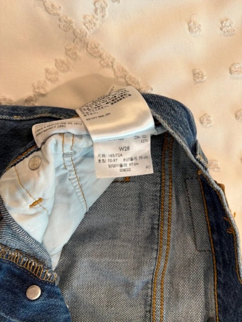 Levi's high waisted button fly jean shorts W28 - Picture 3 of 4